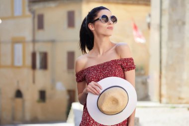 Genç turizm eski şehirde yürür