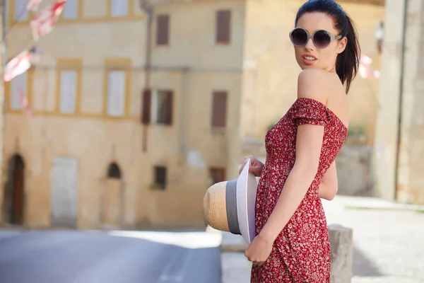 Paseos de turistas jóvenes en el casco antiguo —  Fotos de Stock