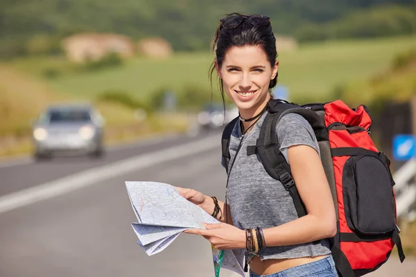 Menina segurando mapa com mochila — Fotografia de Stock