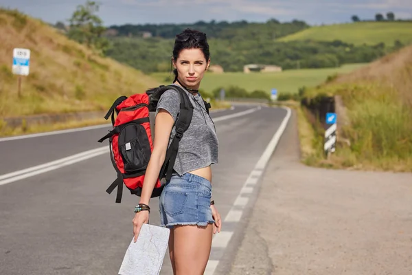 Flickan håller karta med ryggsäck — Stockfoto