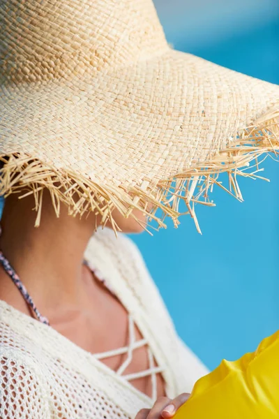 Mujer joven tomando el sol en balneario —  Fotos de Stock