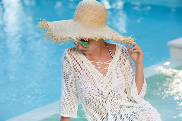 Jovem mulher banho de sol no spa resort — Fotografia de Stock