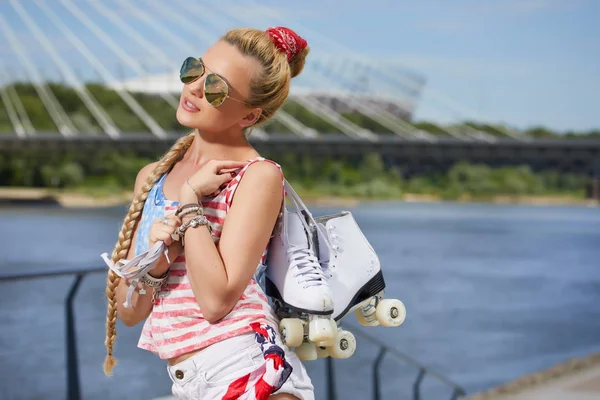 Bela jovem loira mulher com trança sobre ponte da cidade — Fotografia de Stock