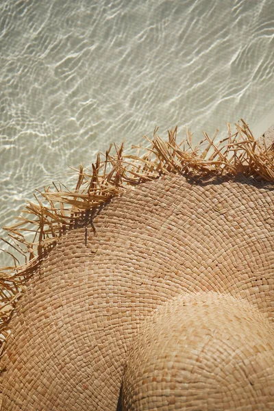 Καπέλο ήλιο βρίσκεται στην άκρη της πισίνας — Φωτογραφία Αρχείου