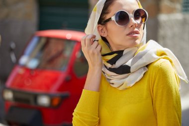 Bir şal sokaklarda turist 