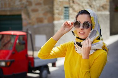 Bir şal sokaklarda turist 