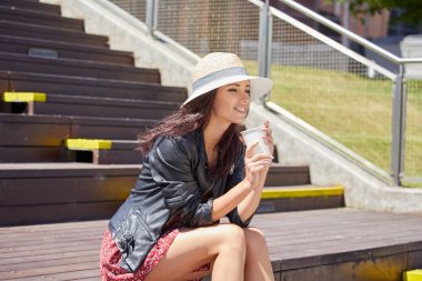 Hipster kadın kahve molası sırasında 