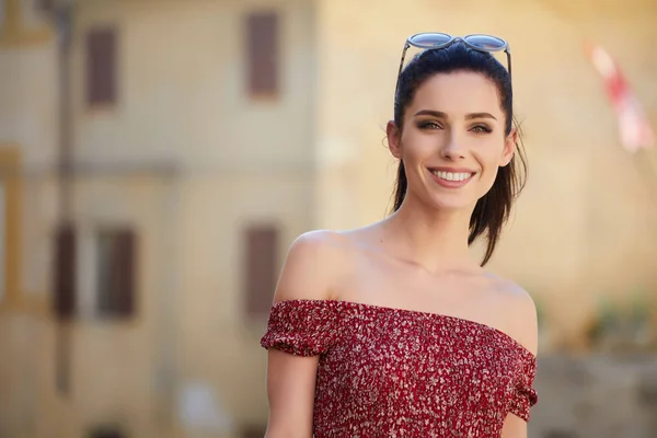 Young tourist walks in the old town — Stock Photo, Image