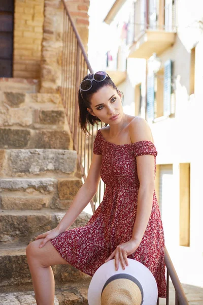 Genç turizm eski şehirde yürür