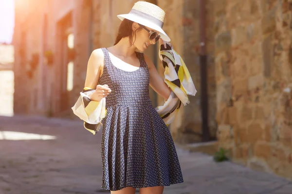 Genç turizm eski şehirde yürür