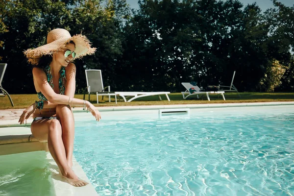 Modèle posant à côté de la piscine — Photo