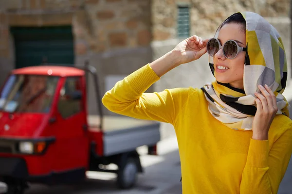 Turist i en sjal på gatorna — Stockfoto