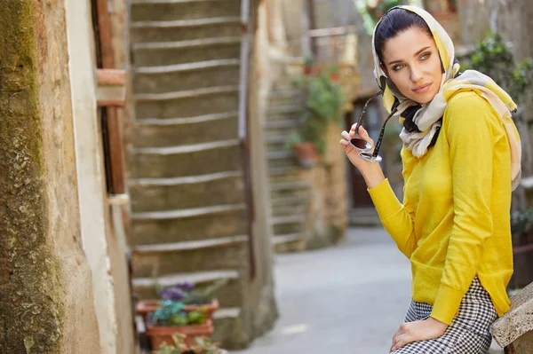 Touriste dans un châle dans les rues — Photo