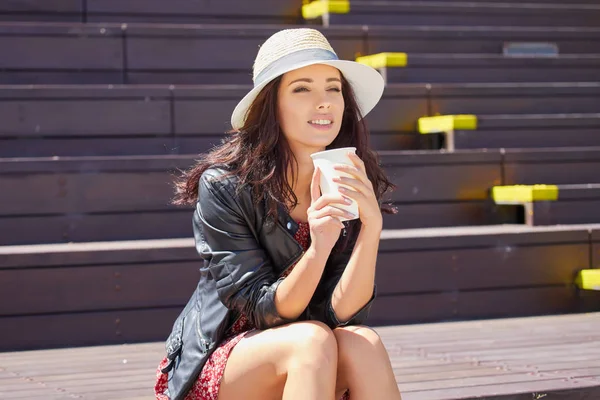 Hipster donna durante la pausa caffè — Foto Stock