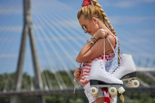 Mooie jonge blonde vrouw met vlecht — Stockfoto