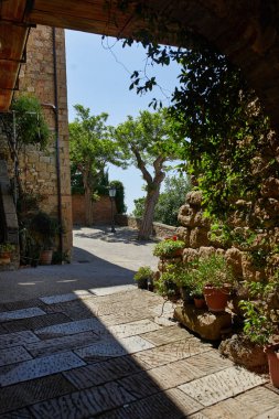 Eski kasabada bir sokak. 