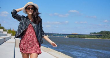 Nehir kıyısındaki bir kadın yürüyor  