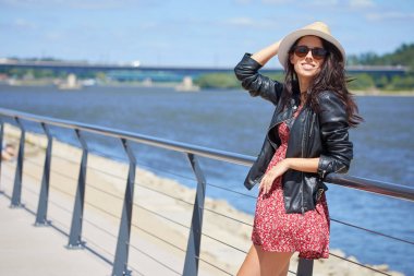 Nehir kıyısındaki bir kadın yürüyor  