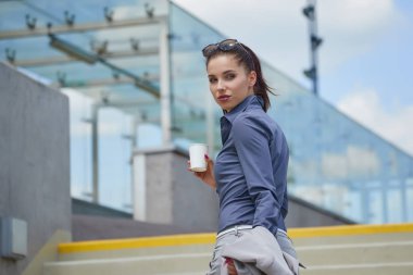 iş kadını içme kahve yürüyüş