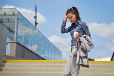 iş kadını içme kahve yürüyüş