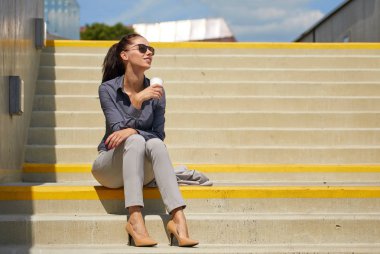 İş kadını kahve içiyor..