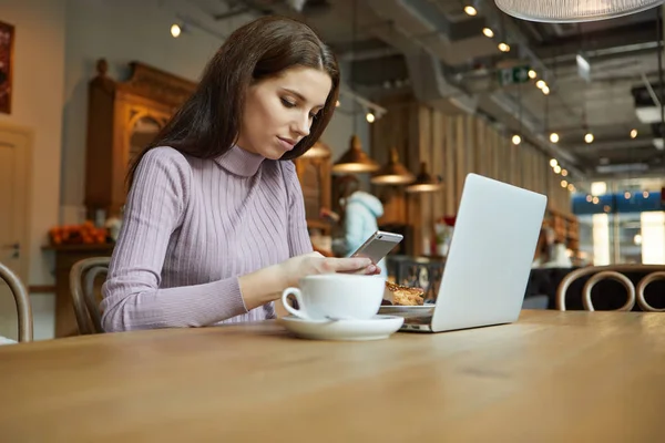 Nő pihentető és olvasó notebook — Stock Fotó