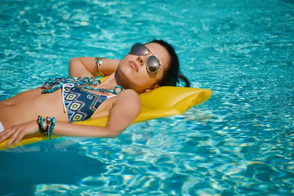 Joven mujer feliz — Foto de Stock