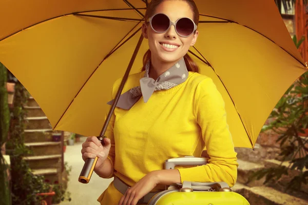 Mulher elegante com uma mala de viagem — Fotografia de Stock