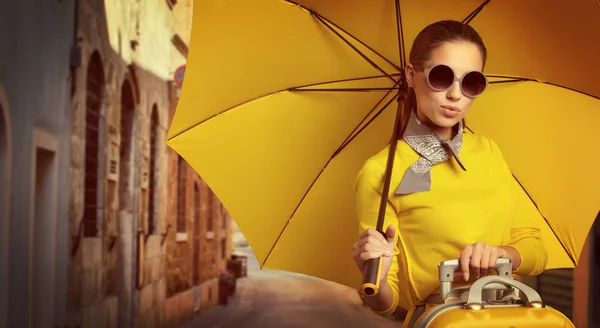 Mujer elegante con una maleta — Foto de Stock