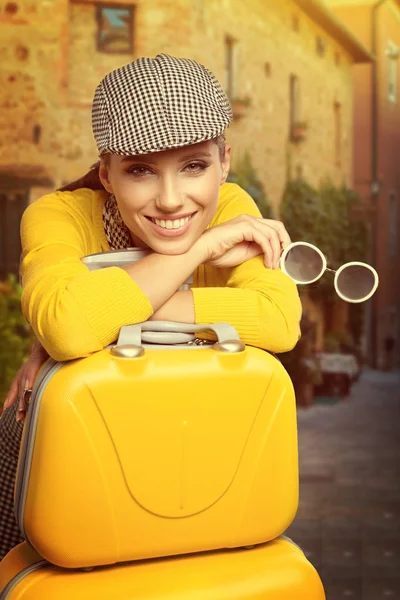 Κομψή γυναίκα με μια βαλίτσα — Φωτογραφία Αρχείου