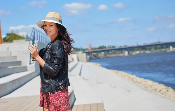 Una donna cammina sulla riva del fiume — Foto Stock