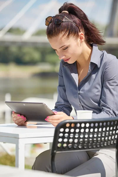 Frau arbeitet mit Laptop — Stockfoto