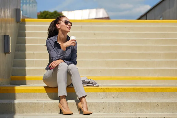 İş kadını kahve içiyor..