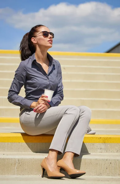Business woman  drinking coffee. — Stock Photo, Image
