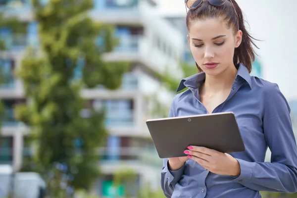 Donna d'affari che utilizza tablet elettronico — Foto Stock