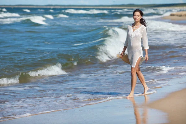 Mladá žena chůze ve vodě — Stock fotografie