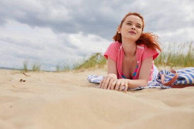 Sunrise beach, kızıl kafalı kız.