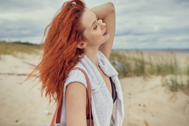 Sunrise beach, kızıl kafalı kız.