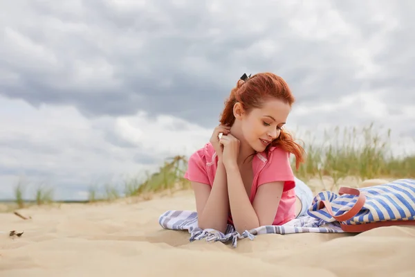 Red-head flicka på stranden i soluppgång. — Stock fotografie