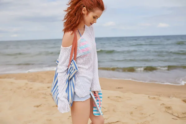 Fille rousse à la plage au lever du soleil . — Photo