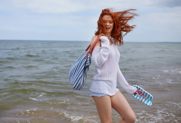 Red-head flicka på stranden i soluppgång. — Stock fotografie