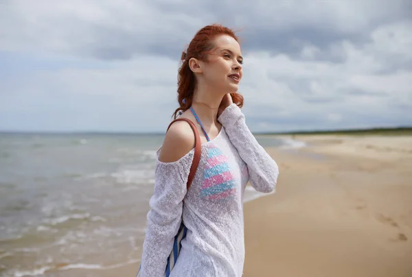 Rødhåret jente på stranden i soloppgang . – stockfoto