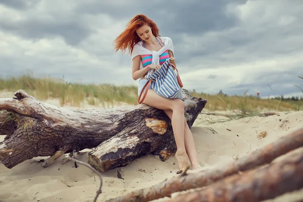 Rødhåret jente på stranden i soloppgang . – stockfoto