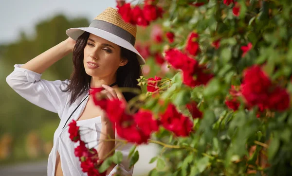 Schöne Frau ruht sich im Sommer aus — Stockfoto