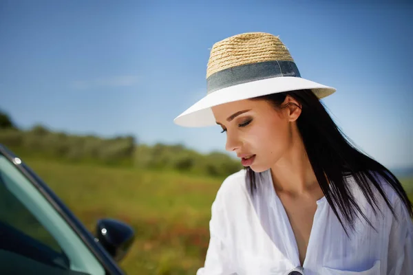 Um turista com um mapa no carro — Fotografia de Stock