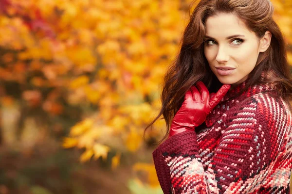 Hermosa mujer en el parque de otoño — Foto de Stock