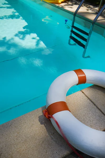 La boya salvavidas se encuentra en el borde de la piscina — Foto de Stock