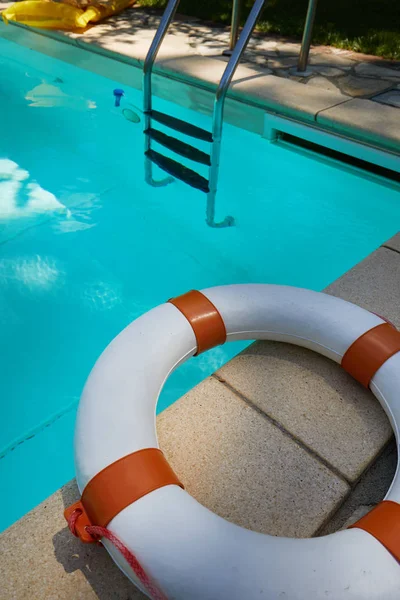 La boya salvavidas se encuentra en el borde de la piscina — Foto de Stock