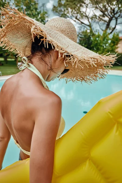 Güneş şapkalı kız — Stok fotoğraf