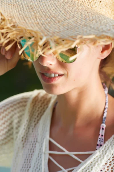 Dívka v klobouku slunce — Stock fotografie